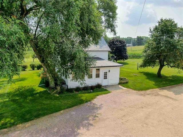 view of side of property featuring a yard