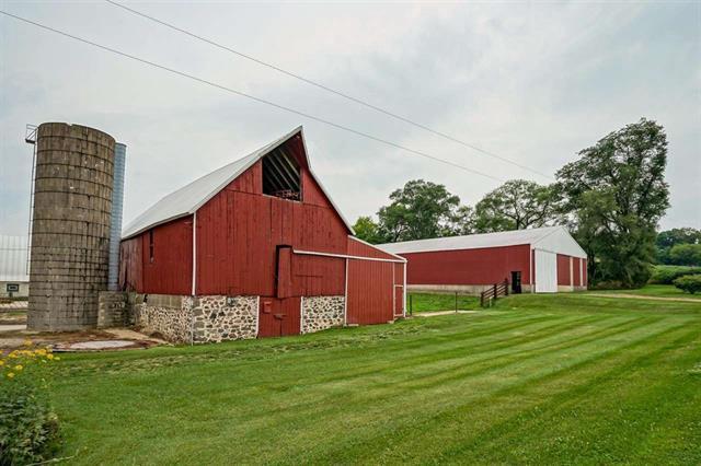 view of outdoor structure with a yard