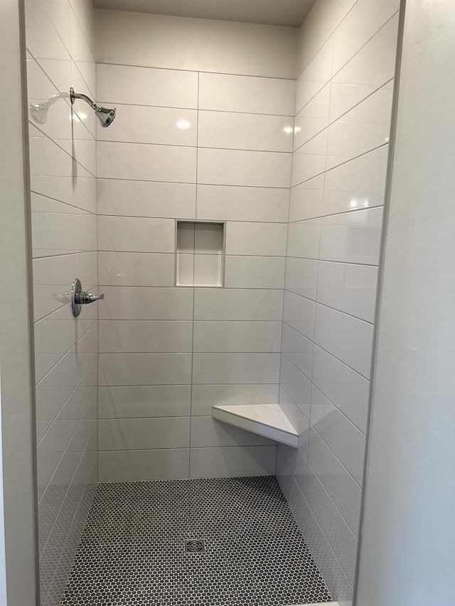 bathroom featuring a tile shower