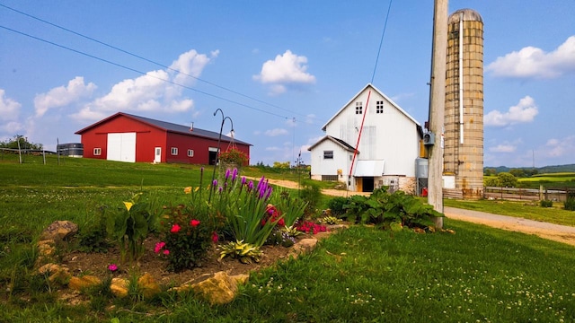 view of yard with an outdoor structure