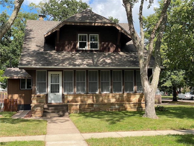 view of front of house with a front lawn