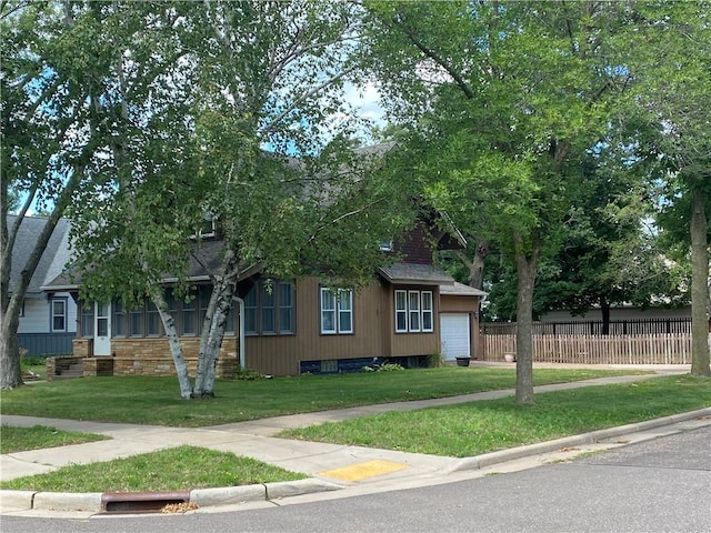 view of front of home featuring a front lawn