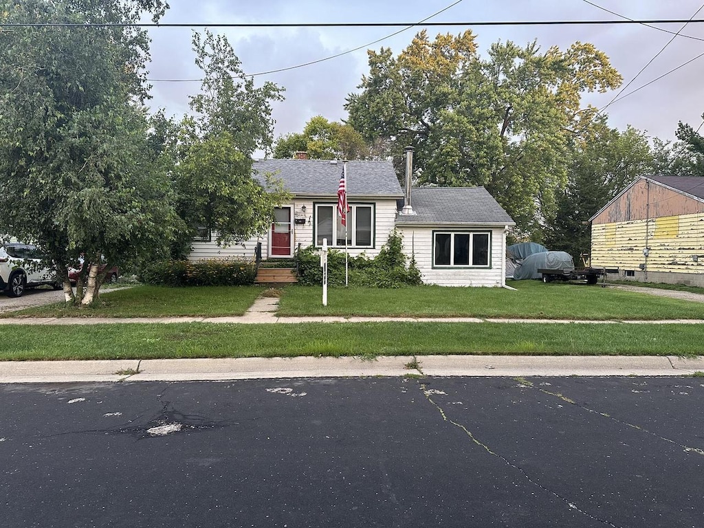 view of front facade with a front lawn