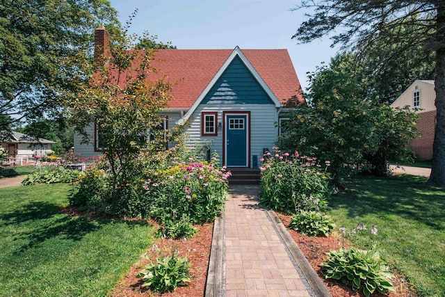 view of front facade with a front lawn