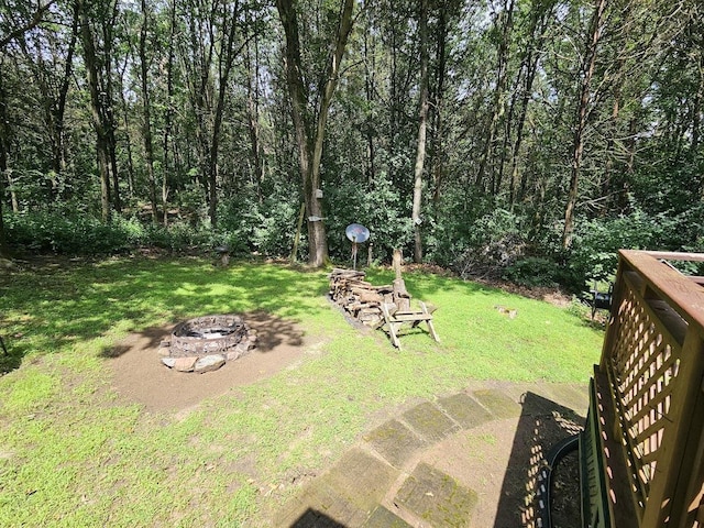 view of yard featuring an outdoor fire pit