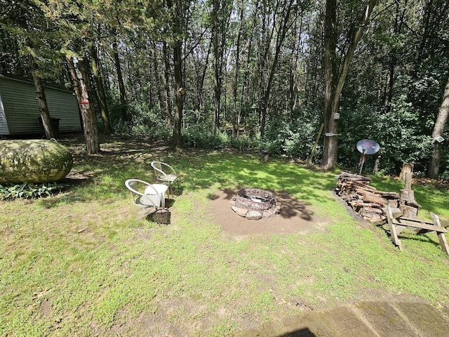 view of yard featuring an outdoor fire pit