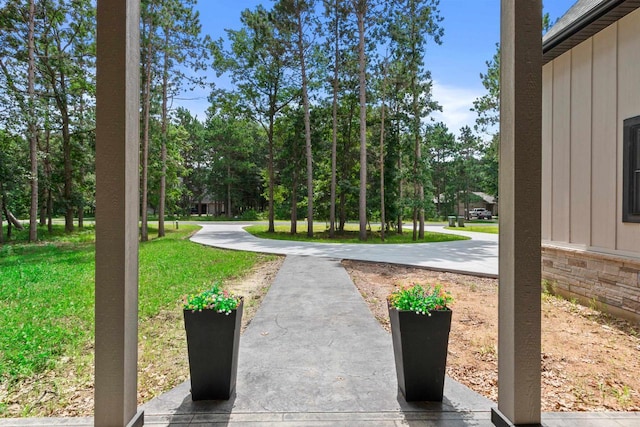 view of property's community featuring a yard