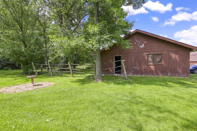 view of yard featuring an outbuilding