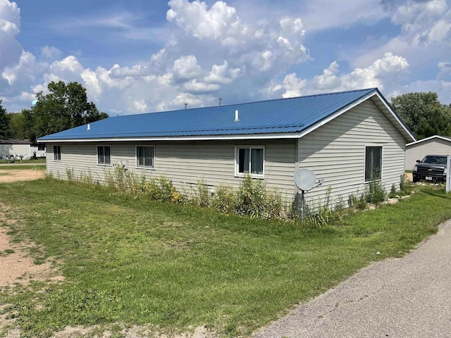 view of side of property featuring a lawn