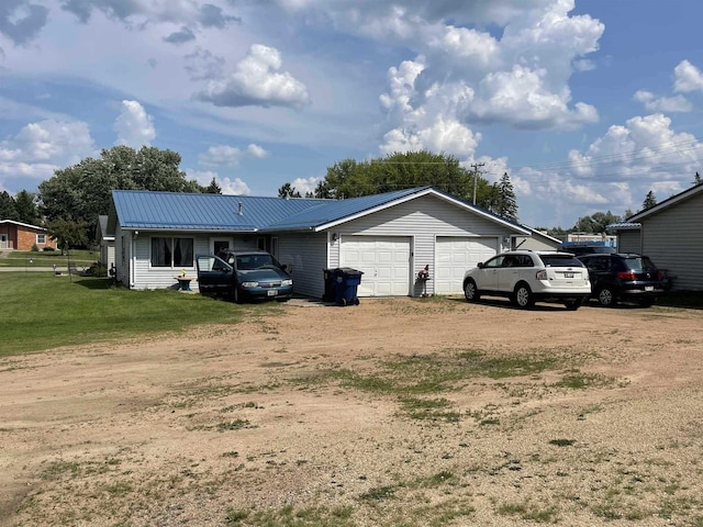 view of front facade featuring a garage and a front yard