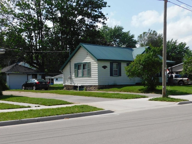 view of front of home featuring a garage and a front yard