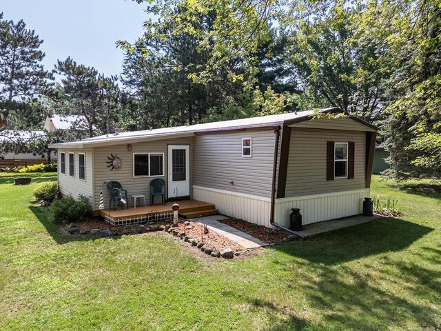 view of front of home with a front lawn