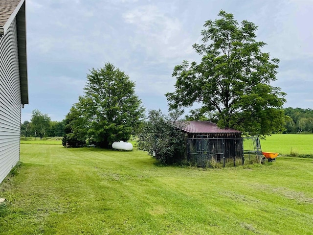 view of yard with an outdoor structure