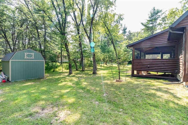 view of yard featuring a storage unit