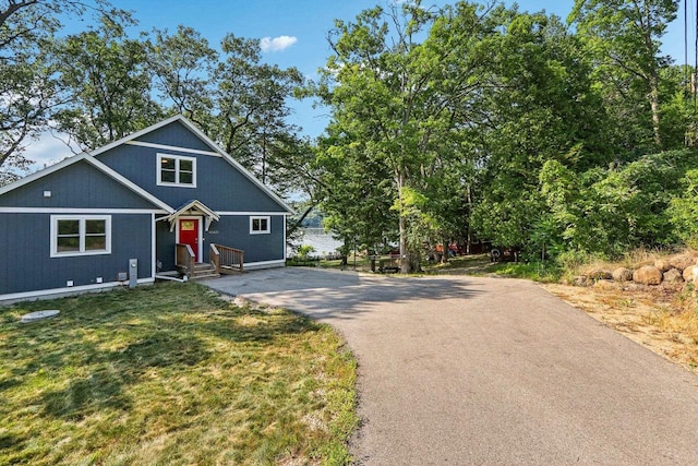 view of front of home featuring a front yard and driveway