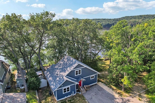 bird's eye view featuring a wooded view