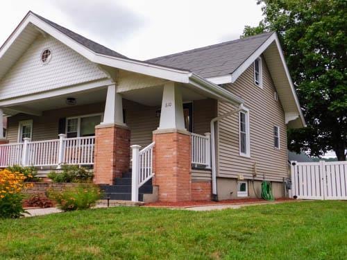 view of front of property featuring a porch and a front lawn