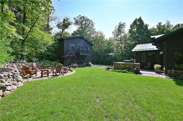 view of yard featuring a patio area