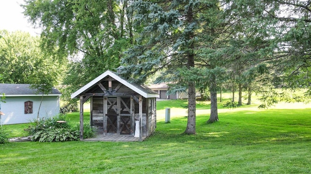 view of yard with an outbuilding