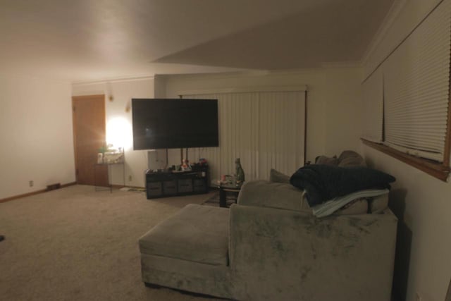 living room featuring crown molding and carpet