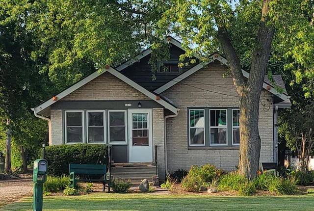 view of front of property featuring a front yard