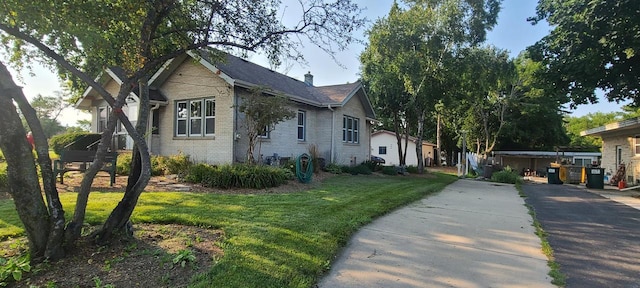 view of front of home with a front lawn