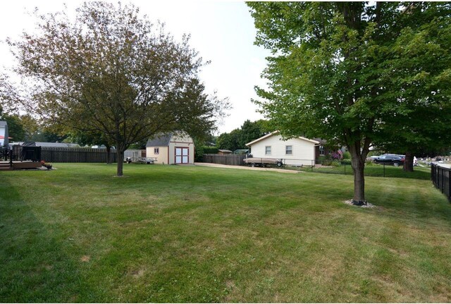 view of yard featuring a storage shed