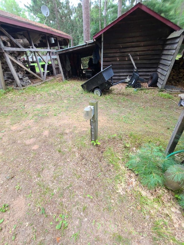 view of yard featuring an outbuilding