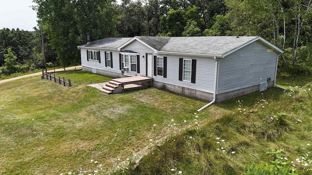 manufactured / mobile home with a front yard