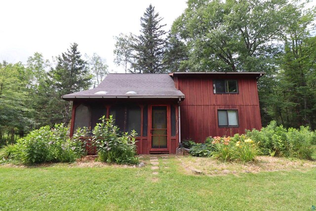 view of front of house with a front yard