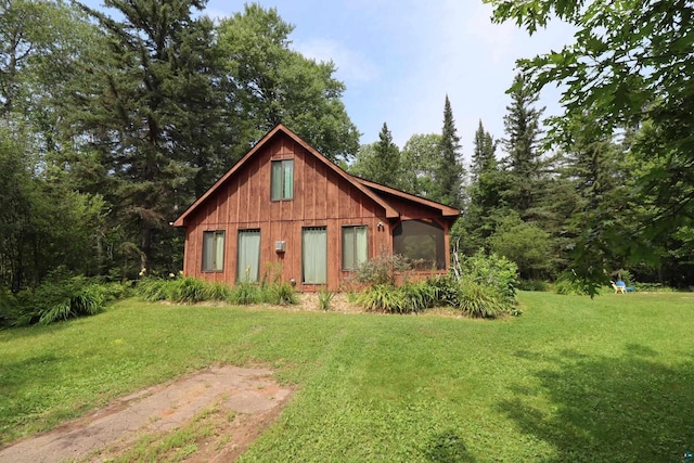 view of front of property featuring a front lawn