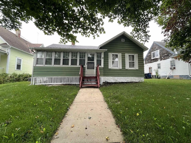 view of front of home featuring a front lawn