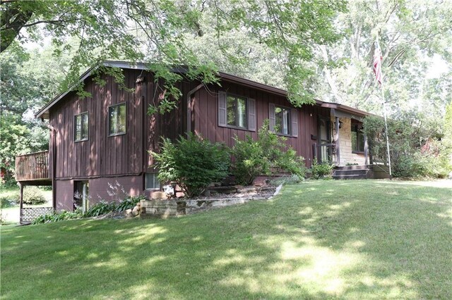 view of front of property with a front yard