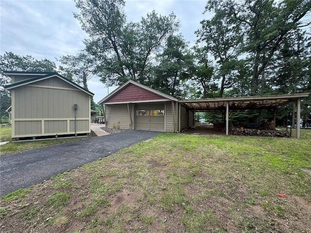 view of front of property with a carport, an outbuilding, and a front yard