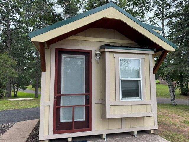 view of outbuilding