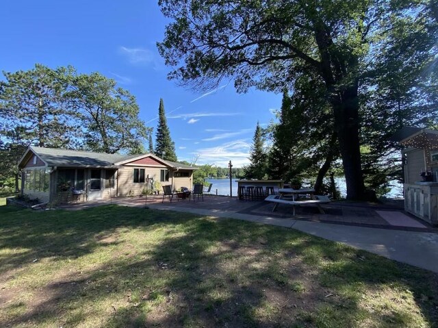 view of front of house featuring a front yard