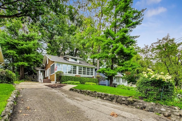 view of front of house featuring a front lawn