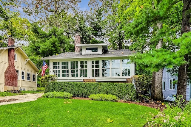 view of front of house with a front yard