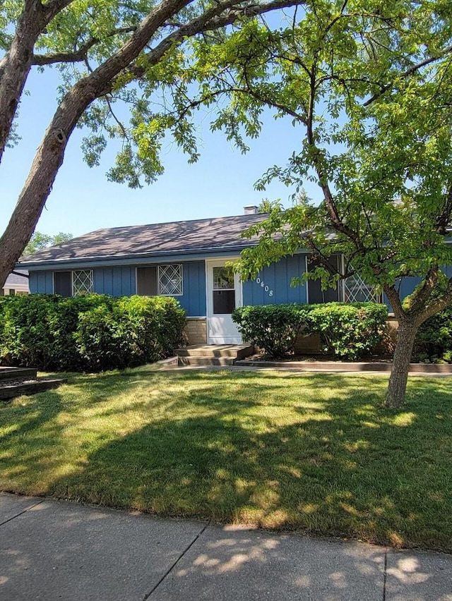 ranch-style house with a front yard