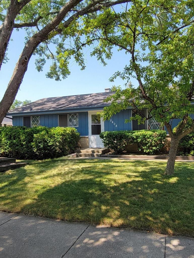 ranch-style home with a front lawn