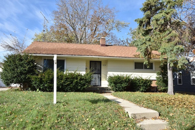 ranch-style home featuring a front lawn