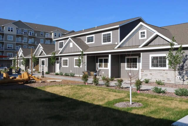 view of front of home with a front lawn