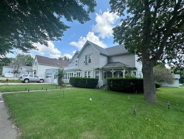 view of front of property featuring a front lawn