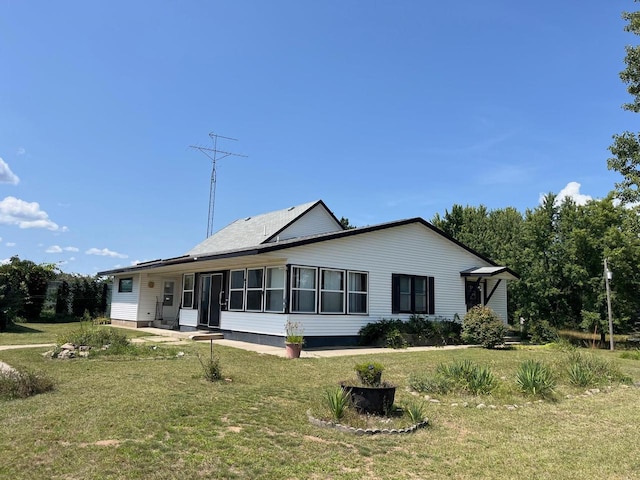 view of front facade featuring a front yard