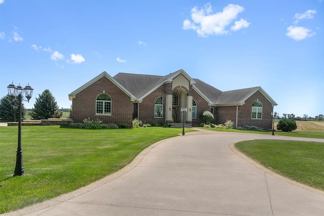 single story home with a front lawn