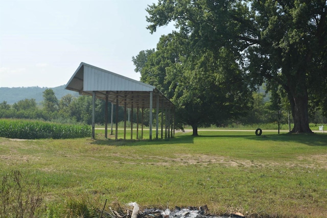 view of yard featuring a detached carport and a mountain view