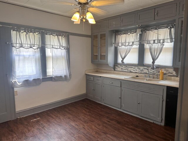 kitchen with sink, gray cabinetry, dark wood-type flooring, and ceiling fan