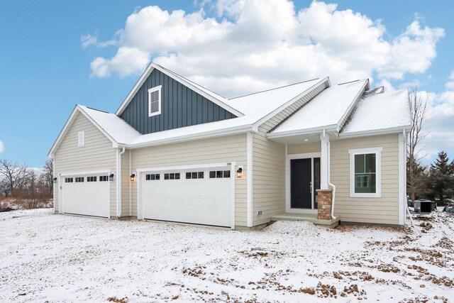 view of front of house featuring a front yard and a garage