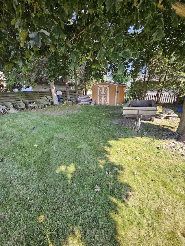 view of yard featuring a shed