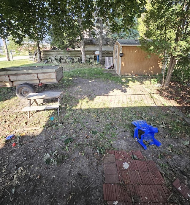 view of yard featuring a storage shed